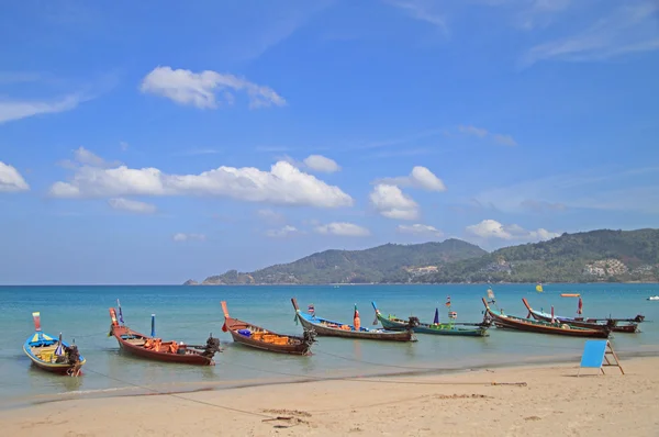 Barcos coloridos na costa, praia de Patong — Fotografia de Stock