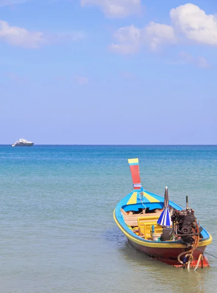 Fargerik båt nær kysten, Phuket øy – stockfoto