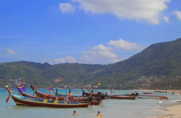 Barcos coloridos na costa, praia de Patong — Fotografia de Stock