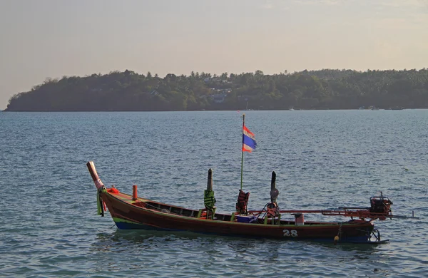 Barco colorido quase a costa, ilha de Phuket — Fotografia de Stock