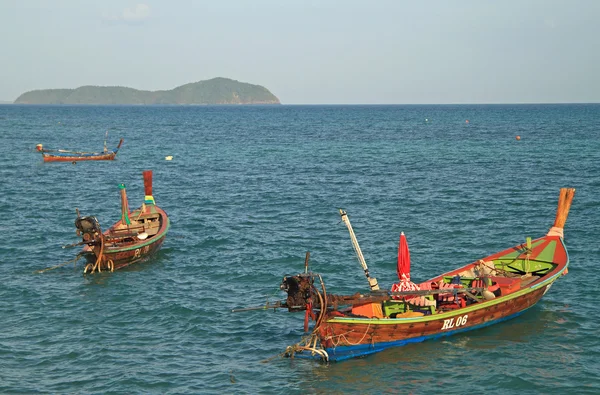 Barcos coloridos quase a costa, Phuket ilha — Fotografia de Stock