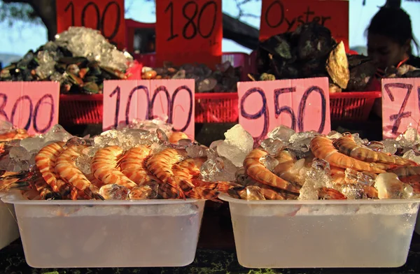 Camarones, ostras y otros mariscos en el mercado callejero, isla de Phuket —  Fotos de Stock