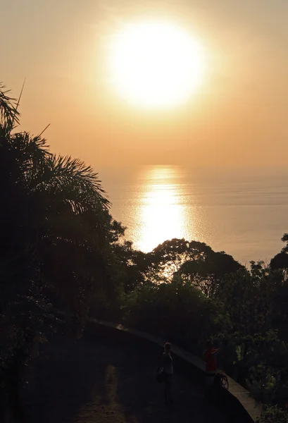 Der Sonnenuntergang an der Küste der Insel Phuket — Stockfoto