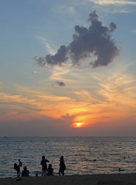 Menschen beobachten den Sonnenuntergang am Kata-Strand auf der Insel Phuket — Stockfoto