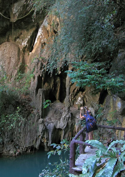 Fille fait photo de grotte dans le parc national de Than Bok Khorani — Photo