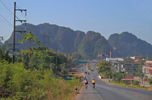 Estrada em paisagem província de Krabi — Fotografia de Stock