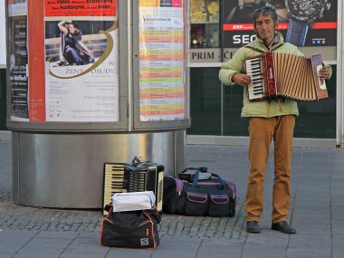 adam akordeon Brno, Çek açık oynuyor