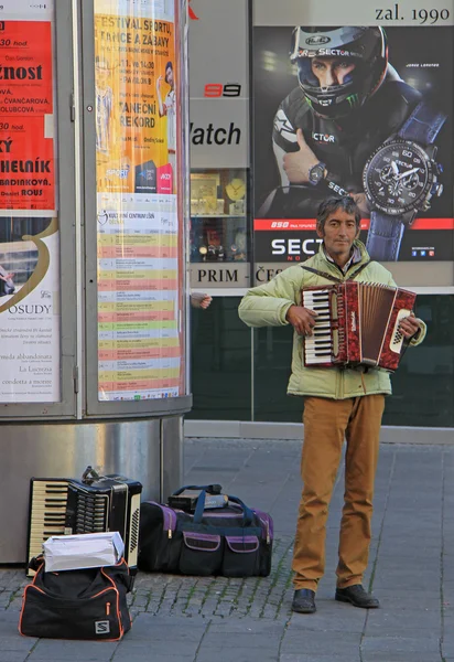 Man speelt accordeon buiten in Brno, Tsjechië — Stockfoto