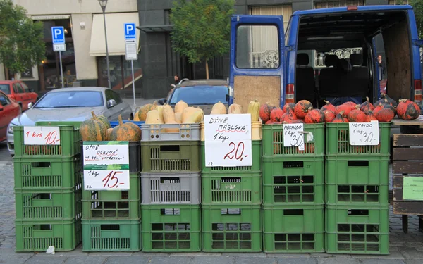 Barraca com legumes no mercado de rua em Brno — Fotografia de Stock