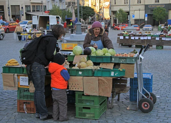 महिला ब्रनो, चेक में सड़क बाजार पर सब्जियां बेच रही है — स्टॉक फ़ोटो, इमेज