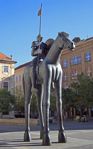 Estátua do cavaleiro a cavalo com pernas desproporcionadas — Fotografia de Stock