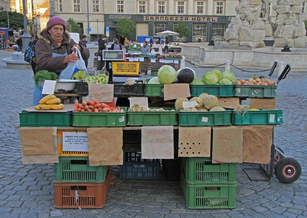 Donna sta vendendo verdure sul mercato di strada a Brno, Ceco — Foto Stock