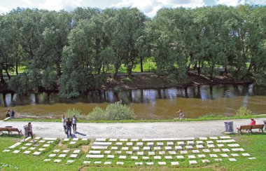 Yekaterinburg, Rusya Federasyonu - 20 Temmuz 2015: insanlar neredeyse bilgisayar klavye Anıtı Yekaterinburg, Rusya'nın parkta yürüyor