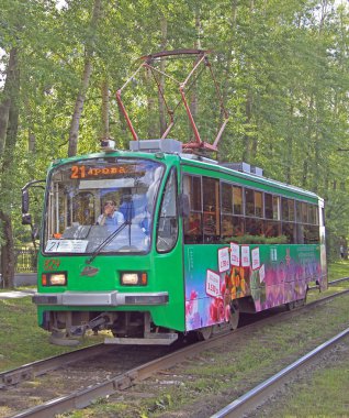 Yekaterinburg, Rusya Federasyonu - 20 Temmuz 2015: sürücü tramvay Yekaterinburg, Rusya'nın yönlendirdiğini