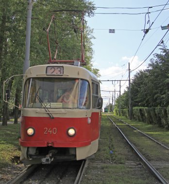 Yekaterinburg, Rusya Federasyonu - 20 Temmuz 2015: sürücü tramvay Yekaterinburg, Rusya'nın yönlendirdiğini
