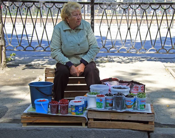 Yekaterinburg Rusland Juli 2015 Vrouw Verkoopt Verschillende Bessen Buiten Jekaterinenburg — Stockfoto