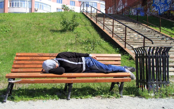 Ekaterimburgo Rusia Julio 2015 Hombre Bebido Descansa Banco Parque Ekaterimburgo —  Fotos de Stock