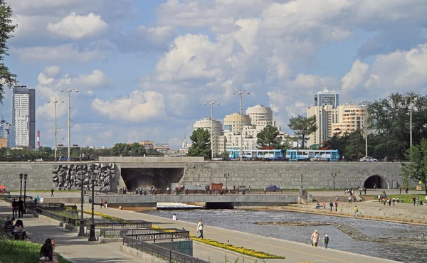 Yekaterinburg Rusya Federasyonu Temmuz 2015 Insanlar Neredeyse Barajı Şehir Gölet — Stok fotoğraf