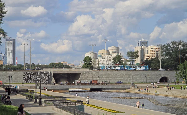 Yekaterinburg Russia July 2015 People Walking Nearly Dam City Pond — Stock Photo, Image