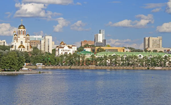 Yekaterinburg Cityscape Manzaralı Şehir Gölet Rusya Federasyonu — Stok fotoğraf