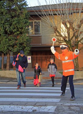 trafik polisi bir yaya geçidi geçmeye yardımcı oluyor