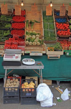 Padua, İtalya sokak pazarında sebze ile stand