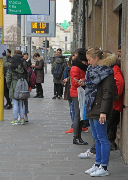 Les gens attendent le bus à l'arrêt à Padoue — Photo