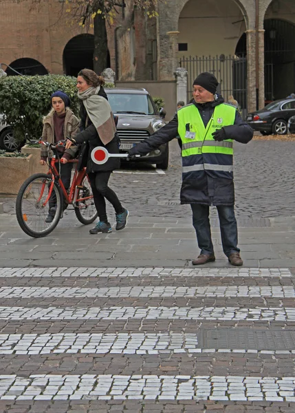 Traffic controller is helping to people on pedestrian crossing in Padua, Italy — Stock Photo, Image