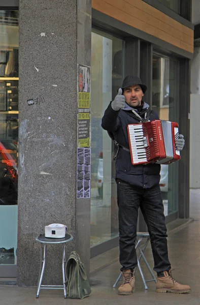 Straßenmusiker zeigt jemandem den Daumen — Stockfoto