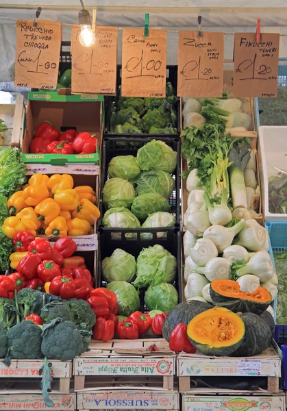 Stand con verduras en el mercado callejero en Padua, Italia —  Fotos de Stock