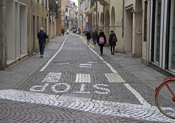 Les gens marchent dans la rue à Padoue, Italie — Photo