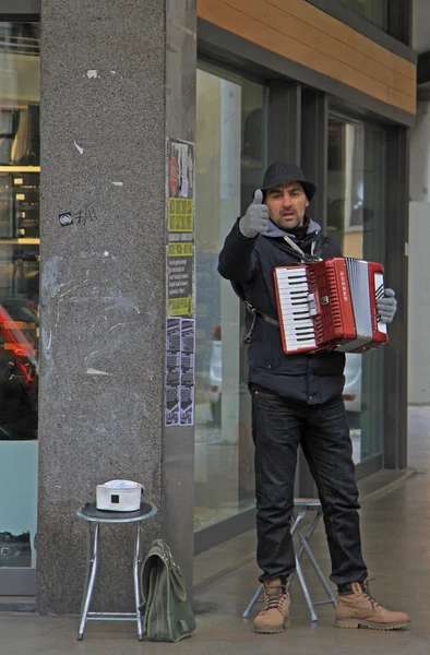 Sokak müzisyeni birine parmak göstermek — Stok fotoğraf
