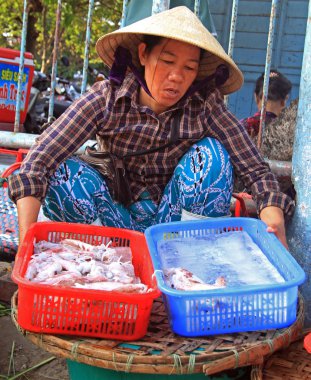 kadın Hue, Vietnam için semt pazarı üzerinde deniz ürünleri satmaktadır