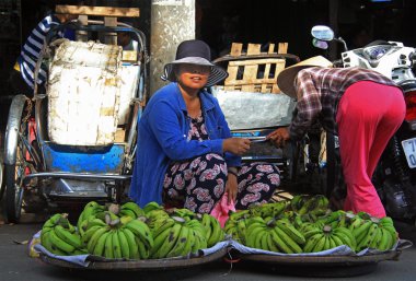 kadın muz Hue, Vietnam için semt pazarı üzerinde satmak