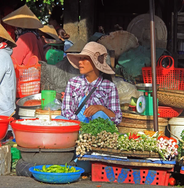 Mujer está vendiendo verduras en el mercado callejero en Hue, Vietnam — Foto de Stock