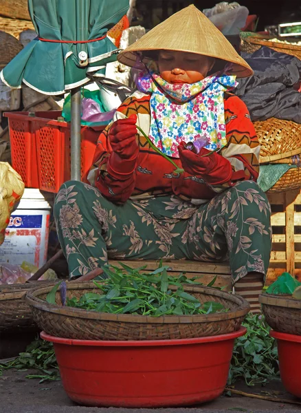 Mujer está vendiendo verduras en el mercado callejero en Hue, Vietnam — Foto de Stock