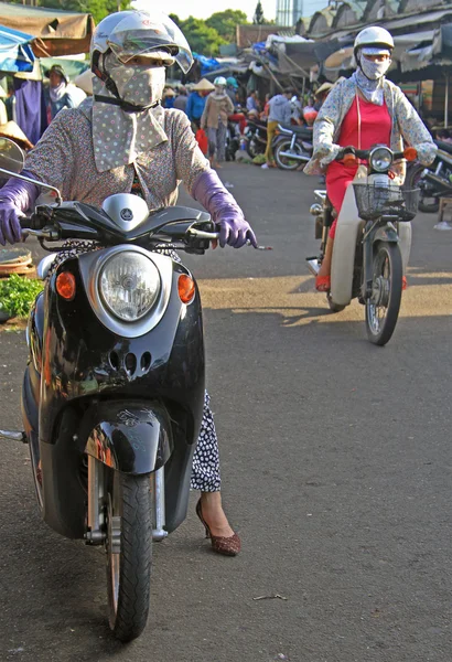 Mujer en scooter está esperando a alguien, mercado callejero en Hue, Vietnam — Foto de Stock