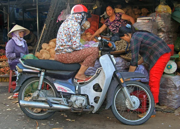 La gente se está comunicando en el mercado callejero en Hue, Vietnam — Foto de Stock