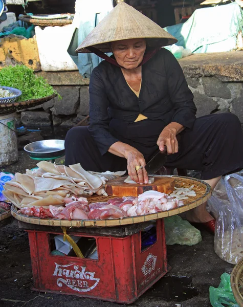 Mujer está vendiendo carne en el mercado callejero en Hue, Vietnam — Foto de Stock