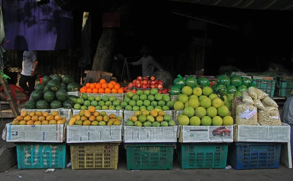 在雪市街头市场上与水果站在一起 — 图库照片