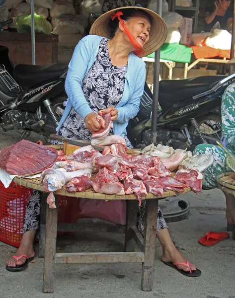 Mujer está vendiendo carne en el mercado callejero en Hue, Vietnam — Foto de Stock