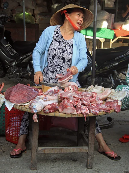 Mujer está vendiendo carne en el mercado callejero en Hue, Vietnam — Foto de Stock