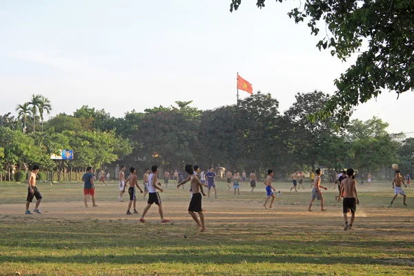 男はベトナム ・ フエで屋外サッカーを遊んでいます。 — ストック写真