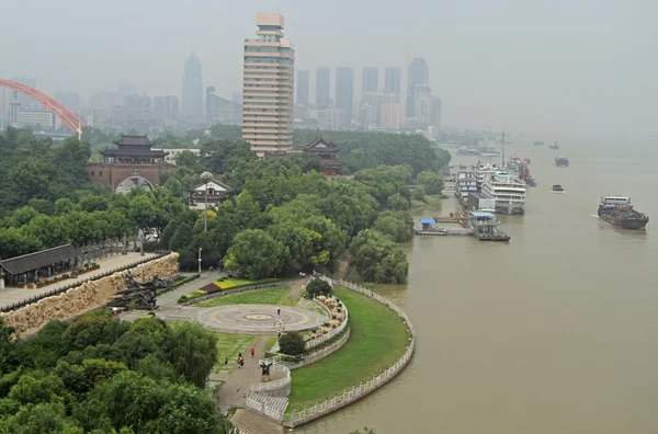 Ufer des Jangtse in der Stadt Wuhan — Stockfoto