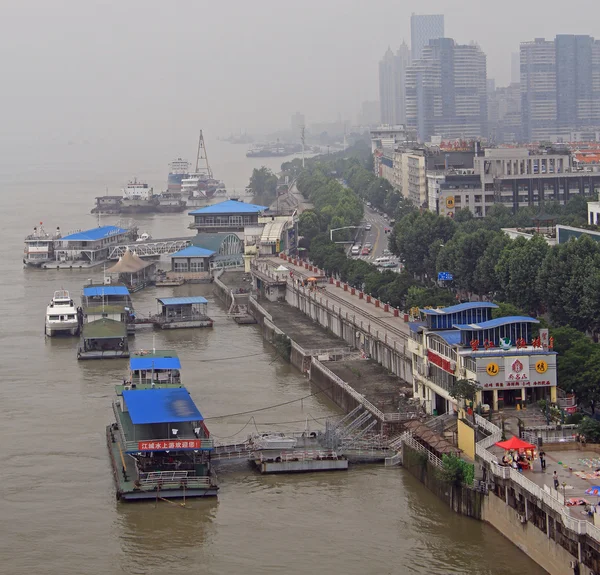 우한 시, 중국에서에서 양쯔강의 리버 사이드 — 스톡 사진