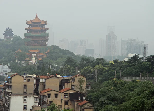 Yellow Crane Tower og andre bygninger i Wuhan - Stock-foto