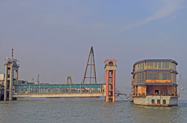 Yangtze river and dock in Wuhan — Stock Photo, Image