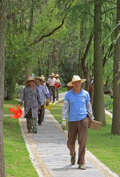 Service workers are going to rest — Stock Photo, Image