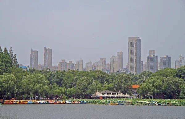 Lago y parque en Wuhan — Foto de Stock