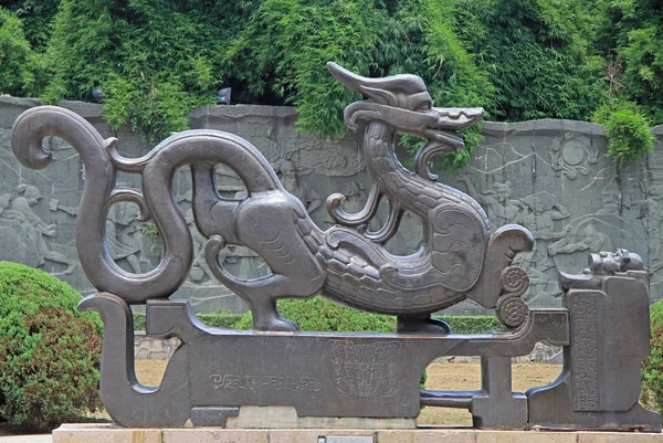 在公园里，武汉龙的雕塑， — 图库照片